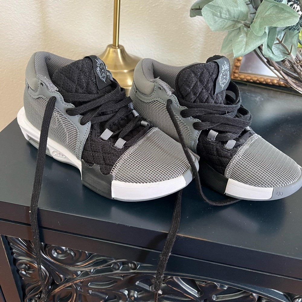 Nike Youth Lebron Witness 8 Cool Grey Black White Shoe Sneaker FB2239-004 Sz 3.5